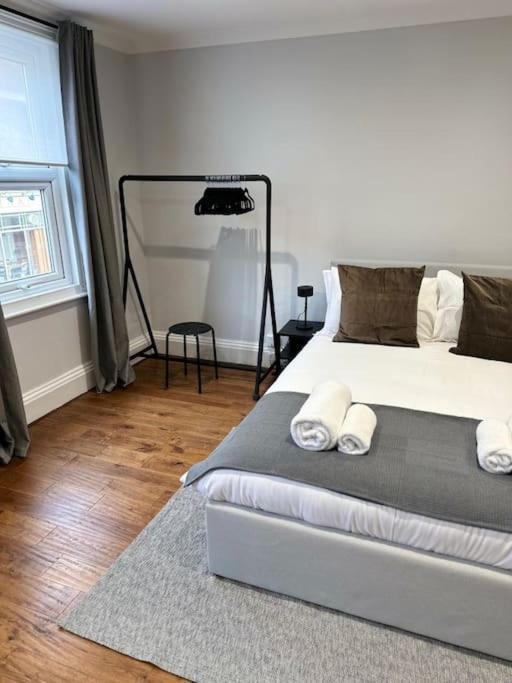 Centre- 2 Bed Flat * High Wycombe