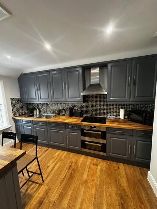 Centre- 2 Bed Flat Apartment *