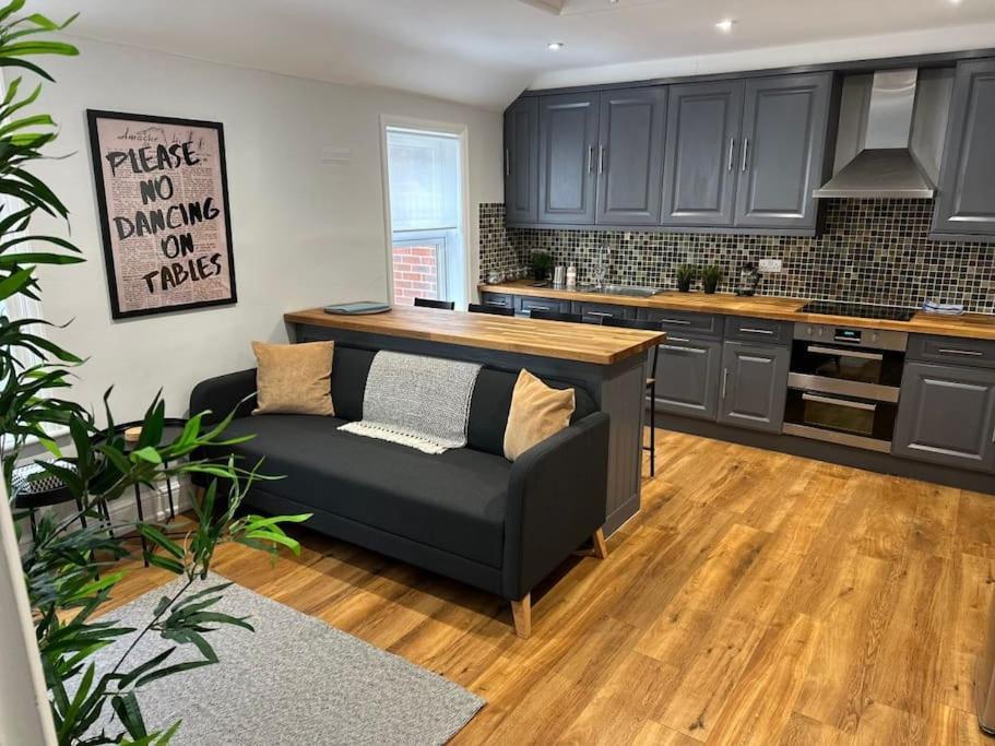 Centre- 2 Bed Flat * High Wycombe
